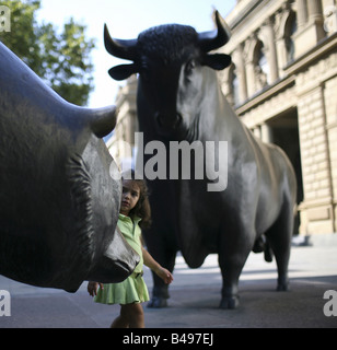 Le Taureau et l'ours sculpture en face de la Bourse allemande à Francfort sur le Main, Allemagne Banque D'Images