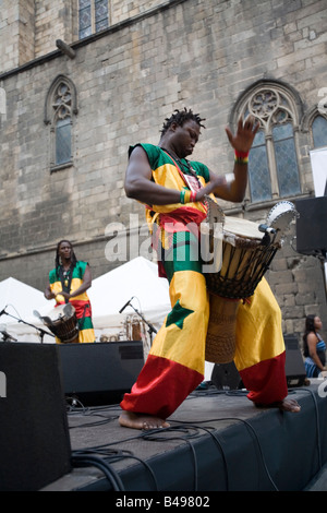 Le batteur de Kora Sénégal Ballet effectuant à Plaça del Rei durant la journée folklorique international de Catalogne Barcelone Espagne Banque D'Images