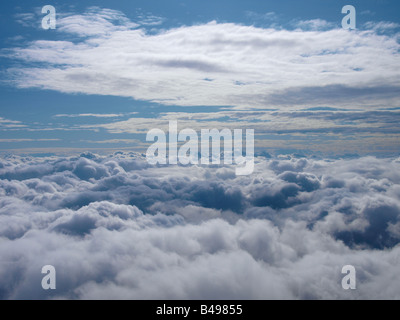 Voler au-dessus des nuages photo prise à 19000 pieds au-dessus de la Manche Banque D'Images