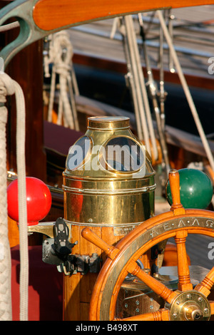 Volant en bois antique de yacht à voile détail Banque D'Images