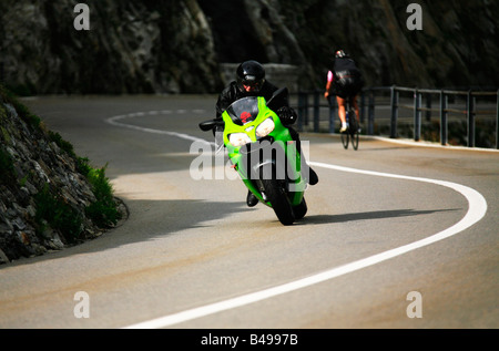 Motocycliste sur Sustenpass, Suisse Banque D'Images