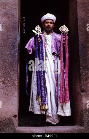 Un prêtre orthodoxe éthiopienne se tient près d'une des anciennes églises de Lalibela sculpté. L'Ethiopie Banque D'Images