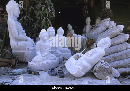 Jeune tailleur travaillant sur des sculptures de Bouddha, Mandalay, Myanmar Banque D'Images