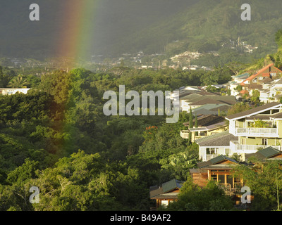 Arc-en-ciel dans la vallée de Manoa, continuant dans l'avant-plan (Oahu, Hawaii) Banque D'Images