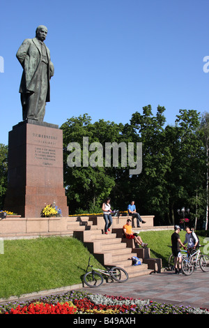 Les jeunes traîner dans parc Shevchenko de Kiev, Ukraine Banque D'Images