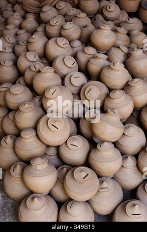 Pile de pots en terre cuite de l'argent indien dans un magasin de potiers chambre. Puttaparthi, Andhra Pradesh, Inde Banque D'Images
