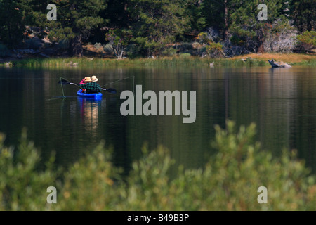 Deux personnes de pêche à manzanita lake dans lassen volcanic national park, Californie Banque D'Images