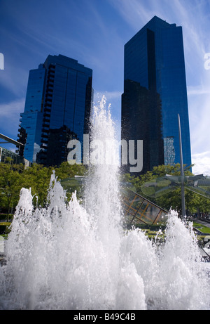 Fontaine en face de l'hôtel Sheraton Wall Centre, au centre-ville de Vancouver, Colombie-Britannique, Canada. Banque D'Images