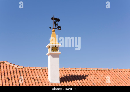 Cheminée et girouette en Portalegre ville avec des thématiques de l'Alentejo (Sheppard se penchant dans un chêne liège avec un cochon). Le Portugal. Banque D'Images