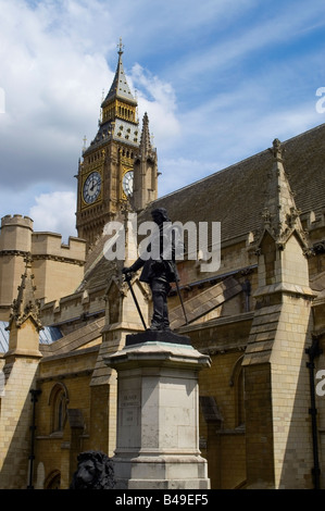 Statue en bronze d'Oliver Cromwell en dehors du Parlement avec Big Ben derrière Banque D'Images