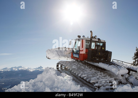 Snow cat labourant la neige pour construire un snowboard jump Banque D'Images