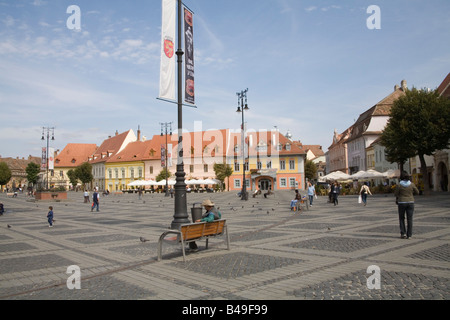 La Transylvanie Sibiu Roumanie Europe Septembre le vaste espace ouvert de Piata Mare au centre historique de la ville Banque D'Images