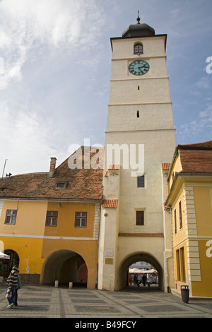 La Transylvanie Sibiu Roumanie Europe Septembre Tour du Conseil Turnul Sfatului dans Piata Mare de Piata Mica Banque D'Images
