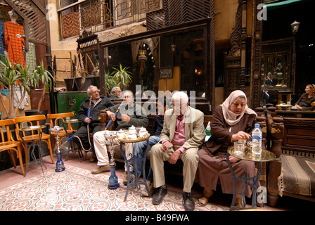 Les gens dans le monde célèbre El Fishawy coffee house Le Caire Egypte Banque D'Images