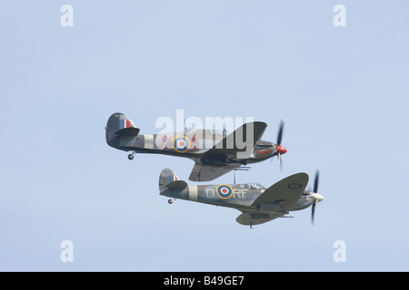 Hurricane et Spitfire en formation serrée à Goodwood Revival Meeting Banque D'Images