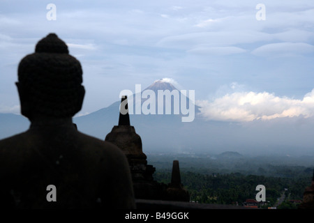 Le volcan depuis borobudur temple Banque D'Images