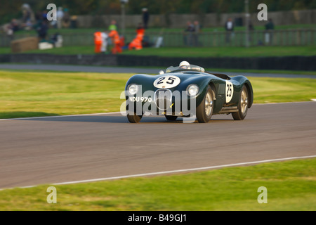 Stirling Moss au volant d'une Jaguar Mk1 à Goodwood Revival 2008 Banque D'Images