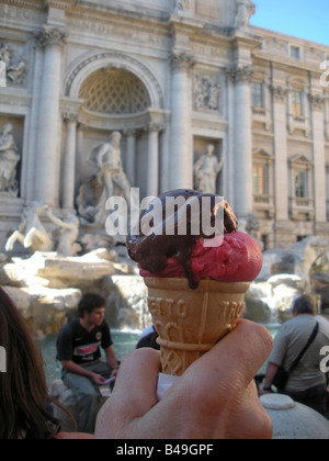 Gelato près de la fontaine de Trevi construite par Nicola Salvi à Rome Italie Banque D'Images