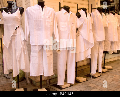 Des mannequins vêtus de vêtements blancs à l'extérieur d'une boutique à Cannes, France Banque D'Images