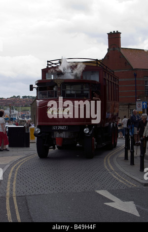 WHITBY BUS À VAPEUR D'ÉPOQUE ÉTÉ YORKSHIRE Banque D'Images