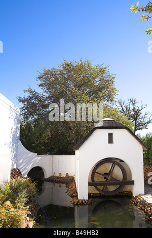 Ancien moulin à eau à côté de winery sur Plaisir de Merle de l'Afrique du Sud sous le soleil d'été Banque D'Images