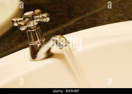 Appuyez sur le bassin et dans la salle de bains avec eau courante Banque D'Images