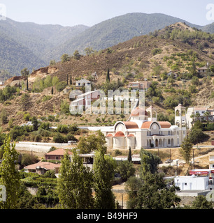 La PARTIE DU VILLAGE DE KAKOPETRIA dans le parc national forestier de Troodos.L'église Agios Panteleimon est une caractéristique dominante Banque D'Images