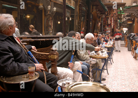 Les gens dans le monde célèbre El Fishawy coffee house Le Caire Egypte Banque D'Images