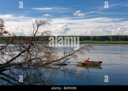 Un pêcheur sur le Danube en Voïvodine, région du nord de la Serbie. Banque D'Images