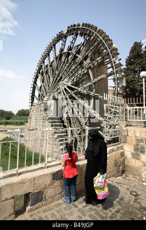 Les roues hydrauliques en bois géant aka Norias, sur l'Oronte, Hama, en Syrie Banque D'Images