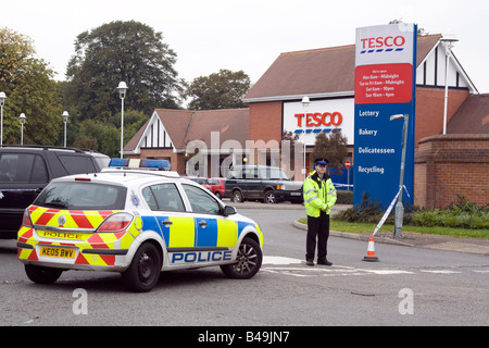 L'étanchéité de la police Tesco Tring Hertfordshire après le vol à main armée. Banque D'Images