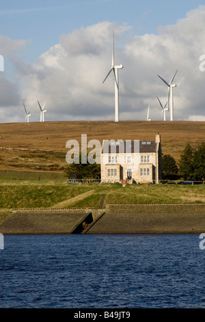 Éoliennes sur Scout Moor, réservoir d'Ashworth et de la chambre, l'été, Lancashire, Royaume-Uni. (Mixte des hautes terres du nord utilise) Banque D'Images