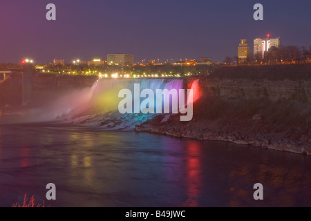 American Falls et Bridal Veil Falls vu de la rive canadienne de la rivière Niagara, Niagara Falls, Ontario, Canada. Banque D'Images