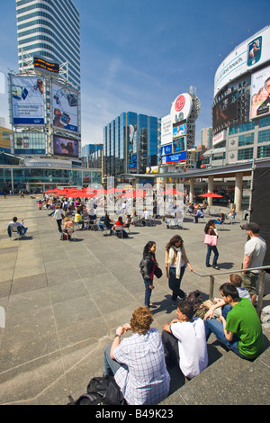 La rue Yonge Dundas Square, le centre-ville de Toronto, Ville de l'Ontario, au Canada. Banque D'Images