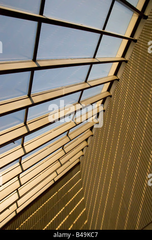 L'article de puits de lumière et les murs adjacents avec rayons de Banque D'Images