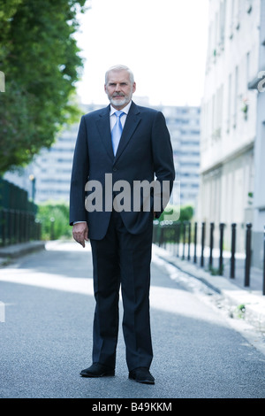 Portrait expressif d'un beau senior businessman sur fond isolé Banque D'Images