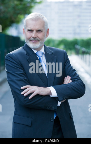 Portrait expressif d'un beau senior businessman sur fond isolé Banque D'Images