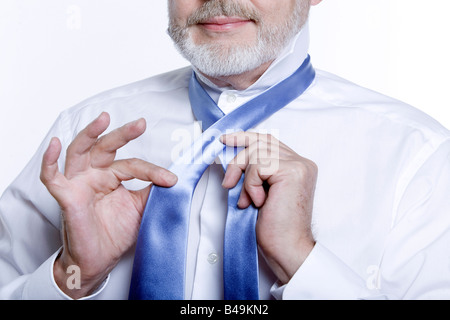 Cravate windsor faire la leçon par un bel homme Banque D'Images