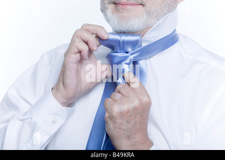 Cravate windsor faire la leçon par un bel homme Banque D'Images
