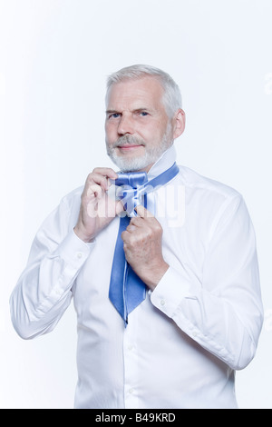 Cravate windsor faire la leçon par un bel homme Banque D'Images