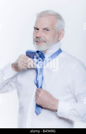 Cravate windsor faire la leçon par un bel homme Banque D'Images