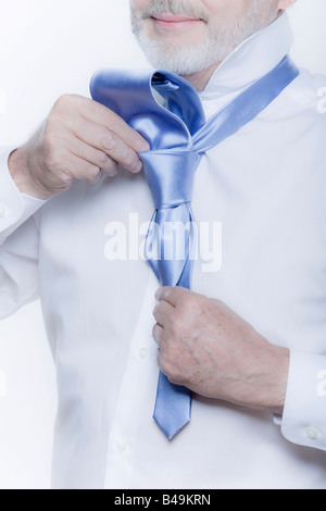 Cravate windsor faire la leçon par un bel homme Banque D'Images