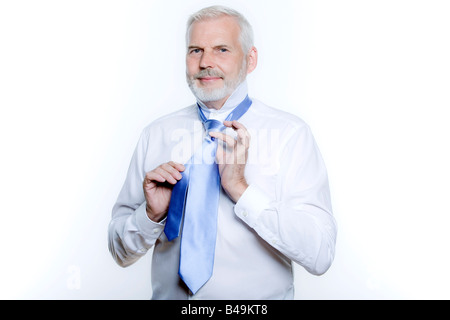 Cravate windsor faire la leçon par un bel homme Banque D'Images