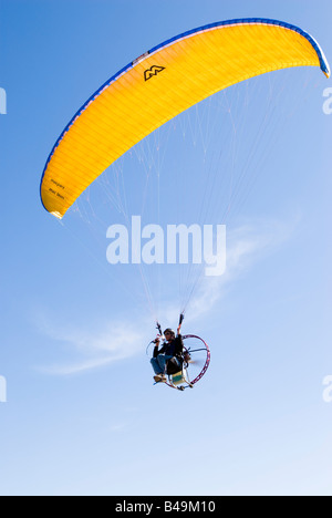 Un vol en parapente contre un ciel bleu clair Banque D'Images