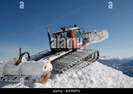 Snow cat labourant la neige pour construire un snowboard jump Banque D'Images