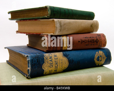 Une pile de livres anciens intéressant à la recherche sur un fond blanc Banque D'Images