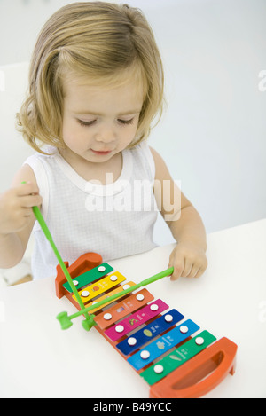 Bébé fille jouant du xylophone, high angle view Banque D'Images