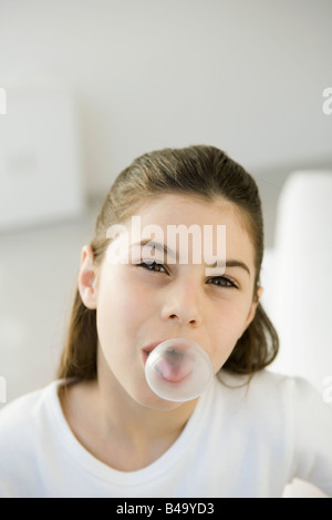 Girl blowing bubble avec chewing-gum, portrait Banque D'Images