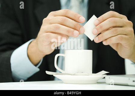 Homme professionnel la préparation de tasse de café, cropped view of hands Banque D'Images