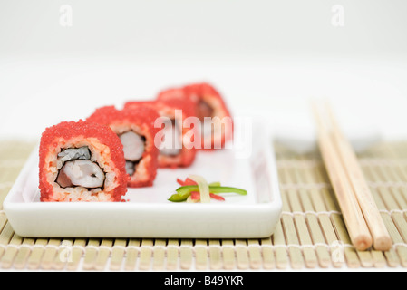 Maki sushi roulé en oeufs de poisson volant rouge, close-up Banque D'Images